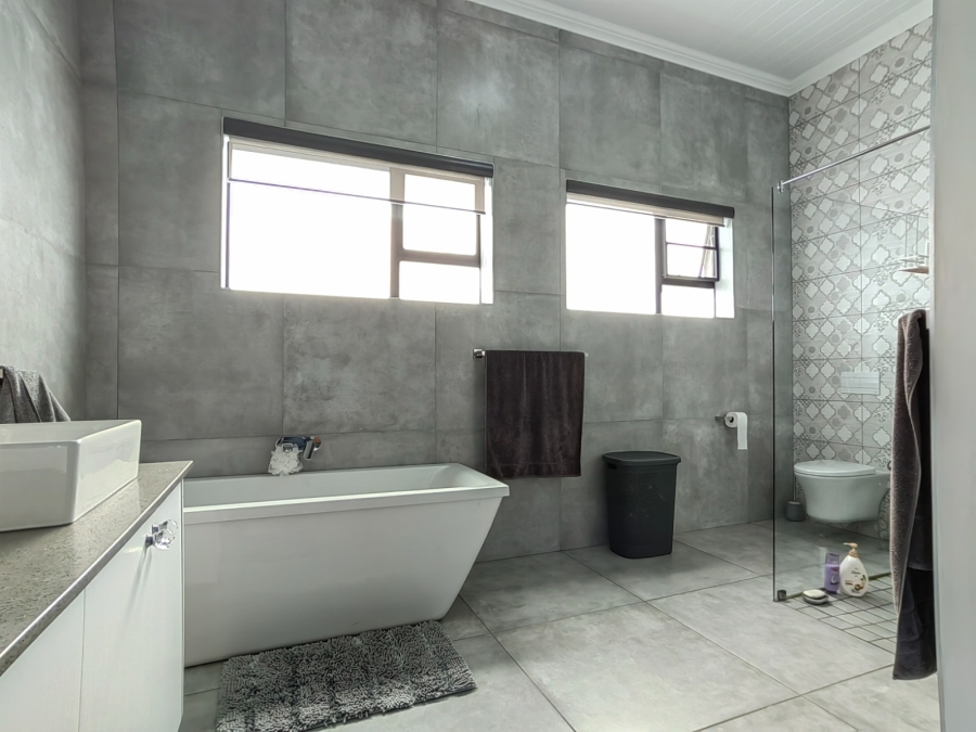 4 Bedroom Property for Sale in Monte Christo Western Cape